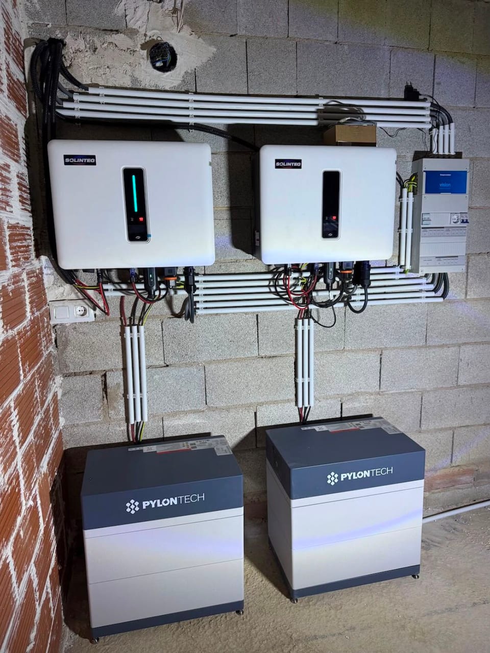Dubbele installatie met twee Solinteg omvormers en twee Pylontech batterijtorens in een nieuwbouw